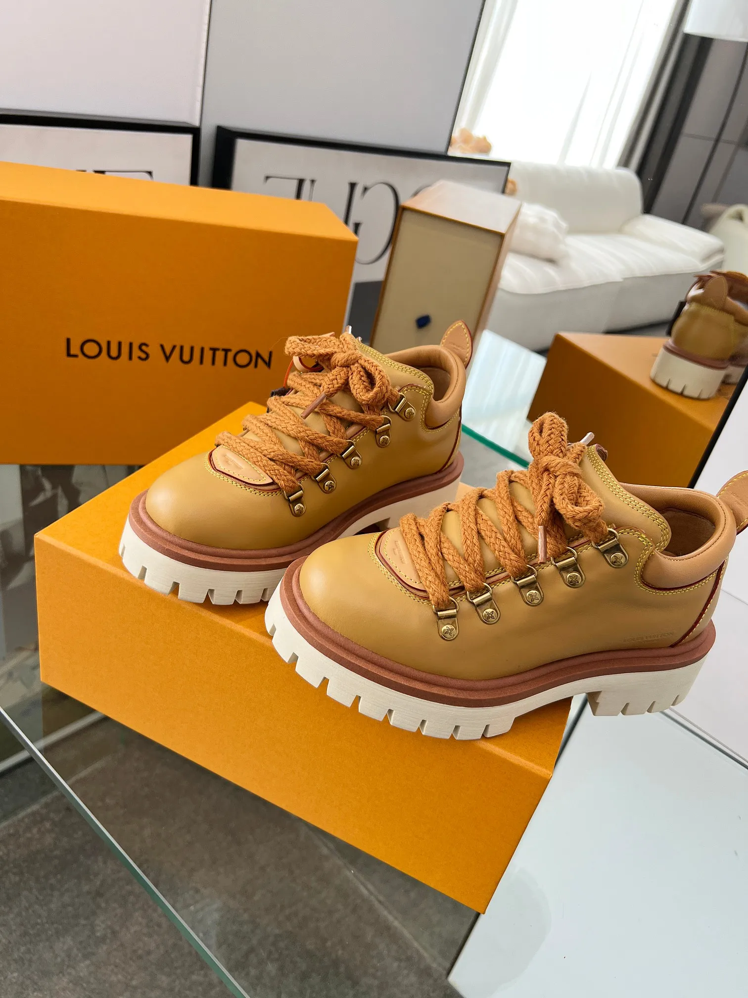 Factory direct sales p640🐘🐘Women's shoes Women's LV new couple's thick-soled hiking shoes, your original custom-made large-soled shoe brand, giving your feet flexibility and freedom, a good pair of shoes to wear all summer. Fabric: top-layer imported calfskin cowhide lining Size: 35-46 Welcome to send pictures to place orders